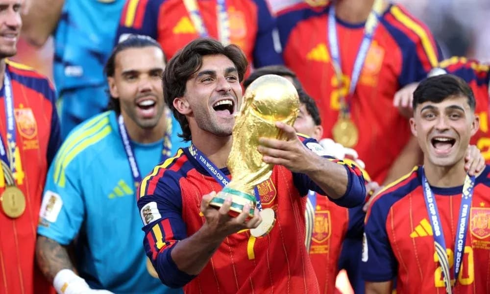 Jugador de España celebrando con el trofeo de la Copa Mundial Jugador de España celebrando con el trofeo de la Copa Mundial