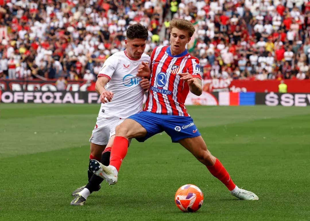 Dos jugadores compitiendo por el balón en La Liga Dos jugadores compitiendo por el balón en La Liga