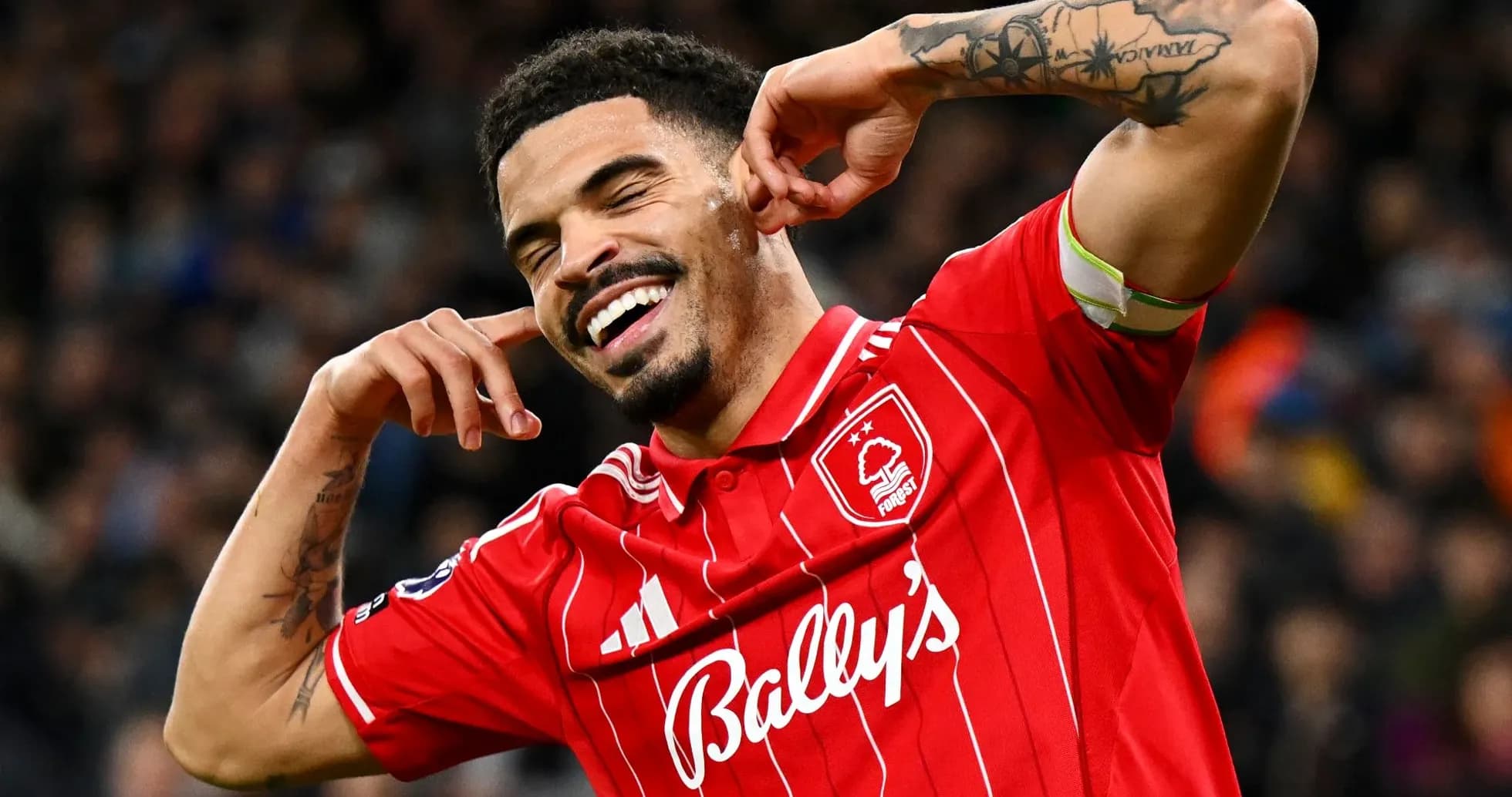 Jugador de Nottingham Forest celebrando un gol Jugador de Nottingham Forest celebrando un gol