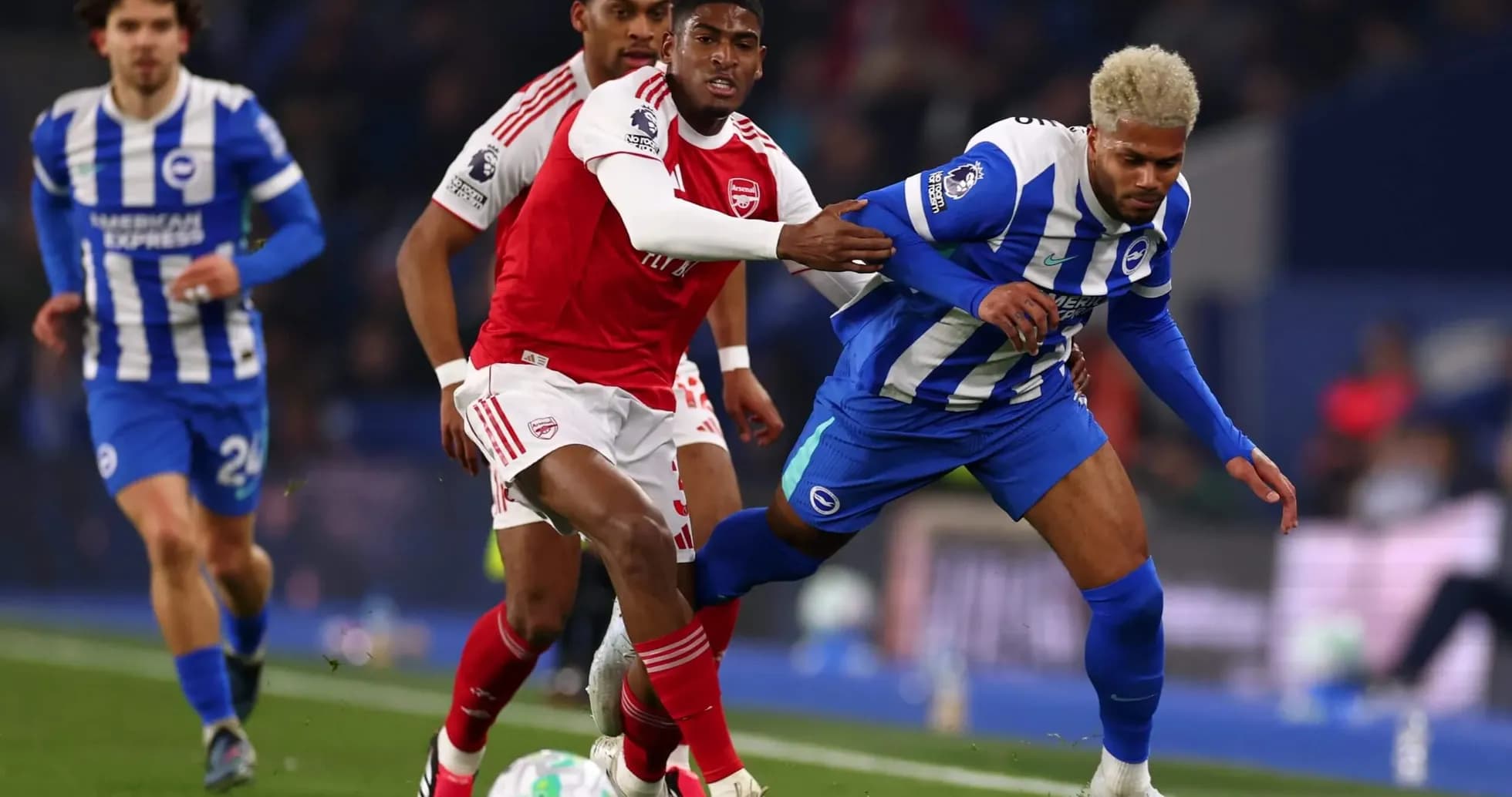 Jugadores de Brighton y Arsenal compiten por el balón Jugadores de Brighton y Arsenal compiten por el balón