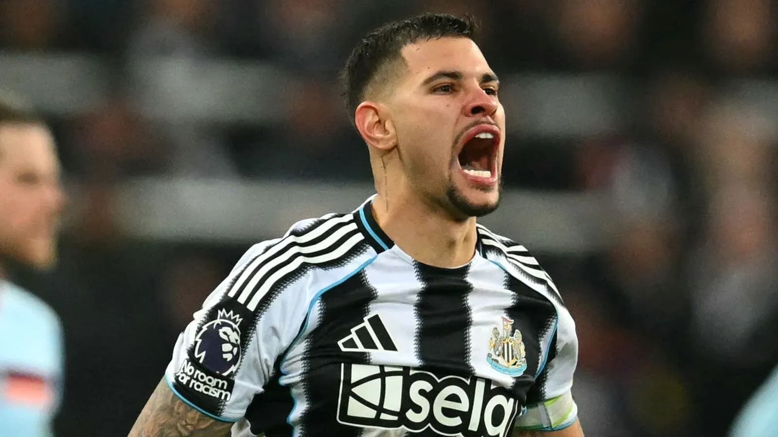 Jugador de Newcastle celebrando con entusiasmo en el campo Jugador de Newcastle celebrando con entusiasmo en el campo