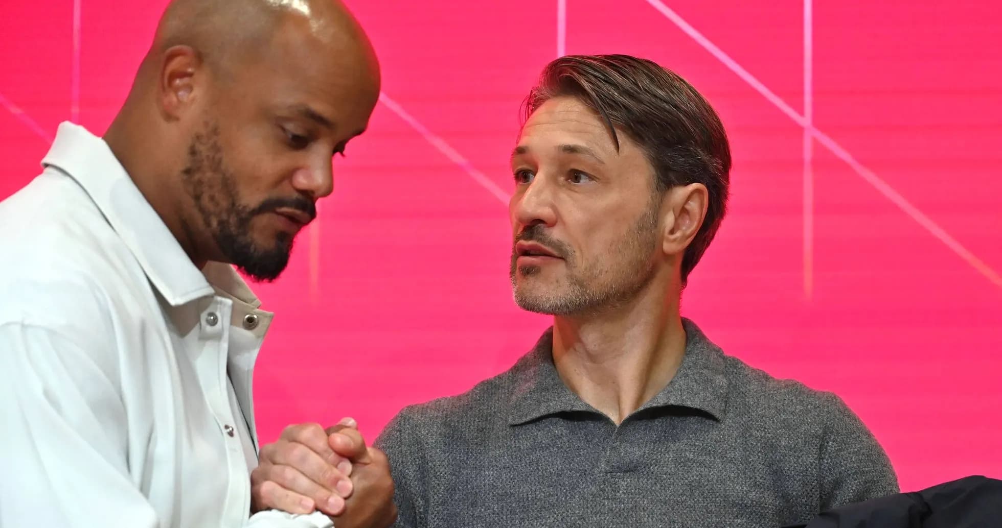 Dos hombres hablando y estrechando manos en evento Dos hombres hablando y estrechando manos en evento