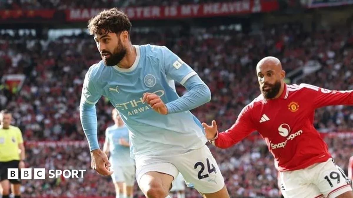 Jugador de Manchester City corriendo con balón contra rival Jugador de Manchester City corriendo con balón contra rival