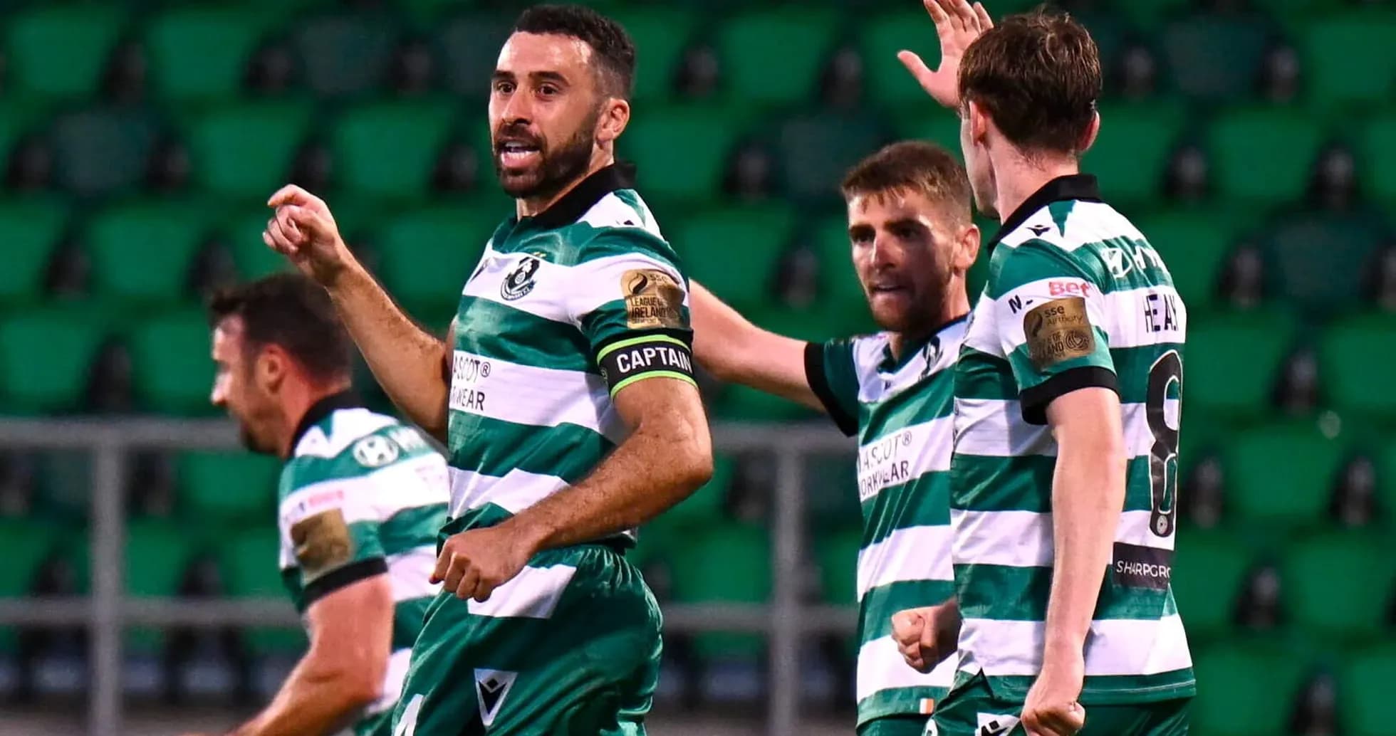 Jugadores de Shamrock Rovers celebrando un gol Jugadores de Shamrock Rovers celebrando un gol