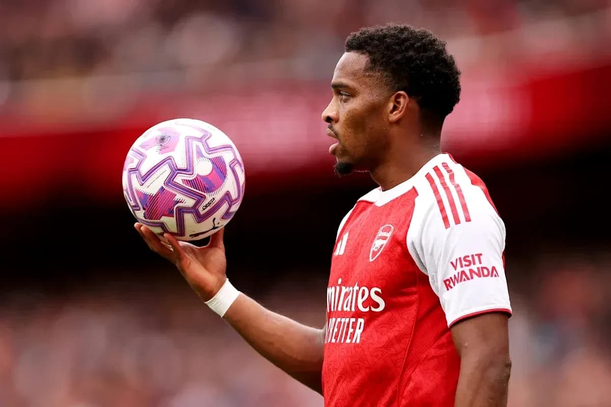 Jugador de Arsenal sosteniendo un balón durante partido Jugador de Arsenal sosteniendo un balón durante partido