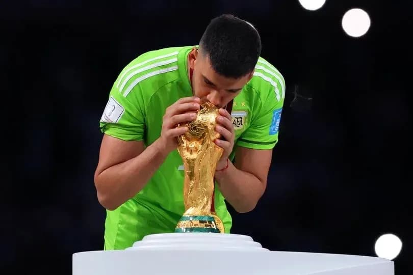 Portero besando el trofeo de la Copa del Mundo Portero besando el trofeo de la Copa del Mundo