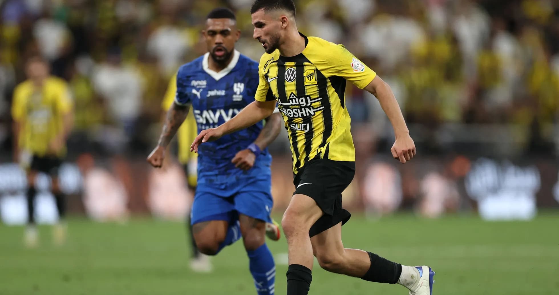 Jugador de Ittihad avanzando con el balón durante el partido Jugador de Ittihad avanzando con el balón durante el partido