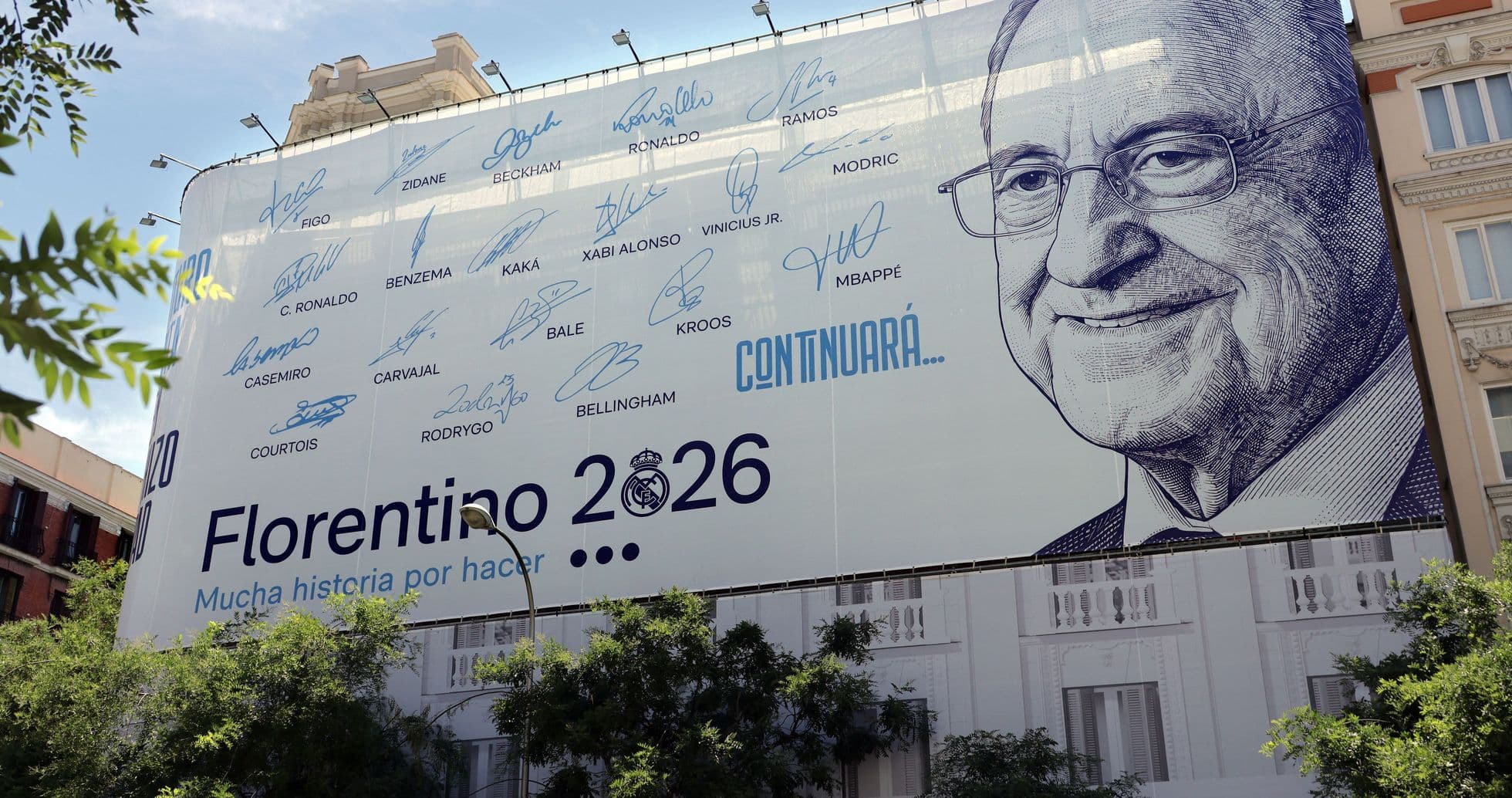 Cartel de Florentino Pérez con firmas de jugadores Cartel de Florentino Pérez con firmas de jugadores
