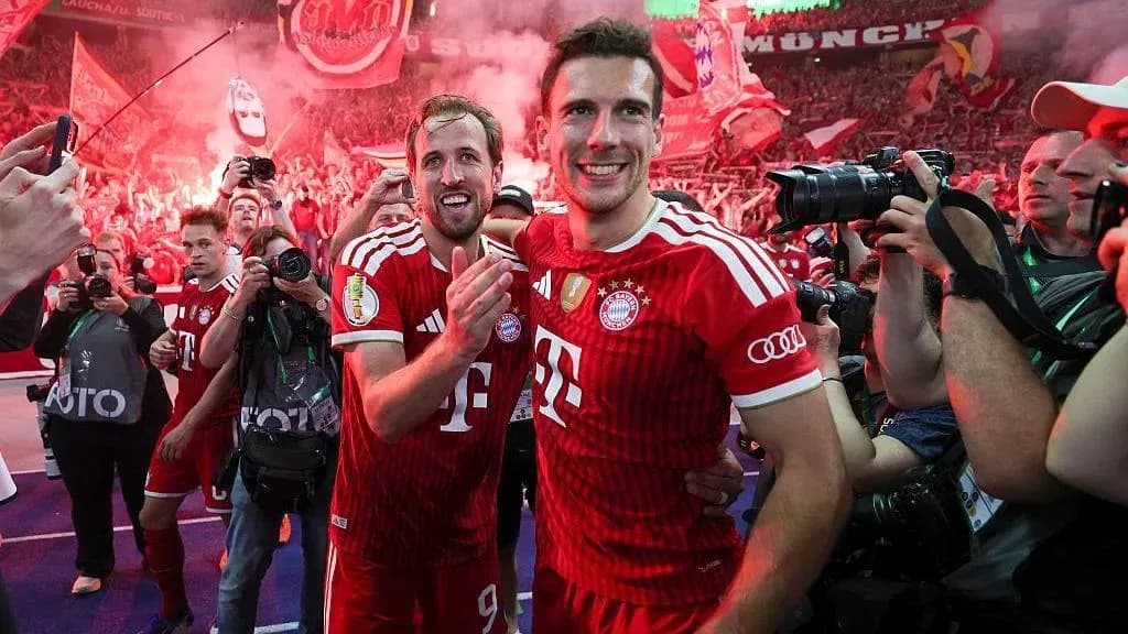 Jugadores de Bayern Múnich celebrando con aficionados Jugadores de Bayern Múnich celebrando con aficionados