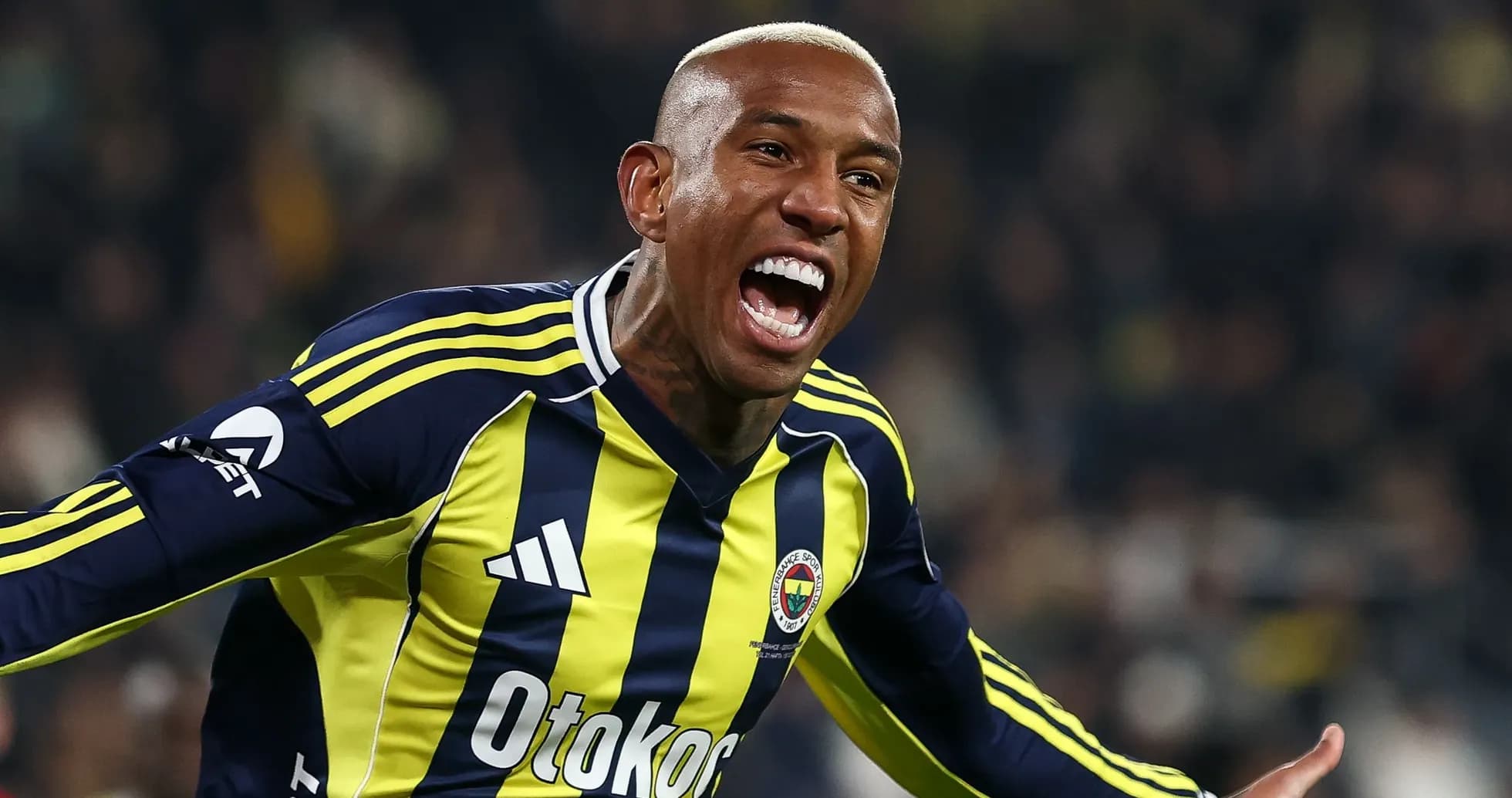 Jugador de Fenerbahçe celebrando un gol con entusiasmo Jugador de Fenerbahçe celebrando un gol con entusiasmo