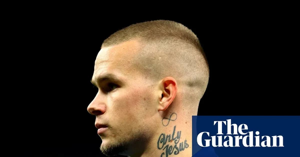 Jugador con tatuajes y corte de cabello corto Jugador con tatuajes y corte de cabello corto