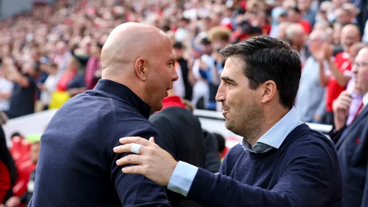 Entrenadores saludándose en el estadio durante partido Entrenadores saludándose en el estadio durante partido