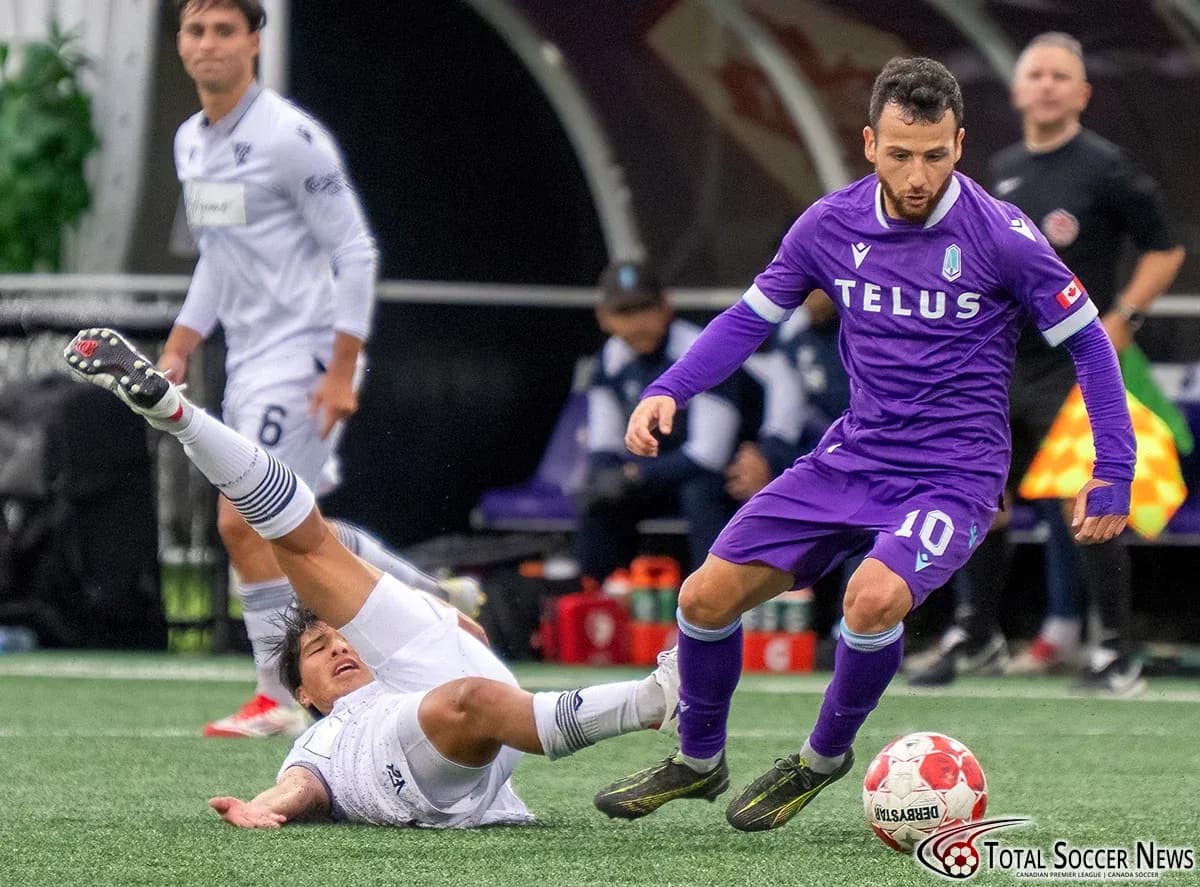 Jugador de Vancouver FC evitando una entrada Jugador de Vancouver FC evitando una entrada