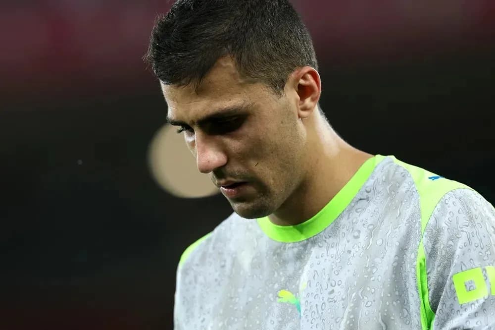 Jugador con camiseta de entrenamiento mirando hacia abajo Jugador con camiseta de entrenamiento mirando hacia abajo
