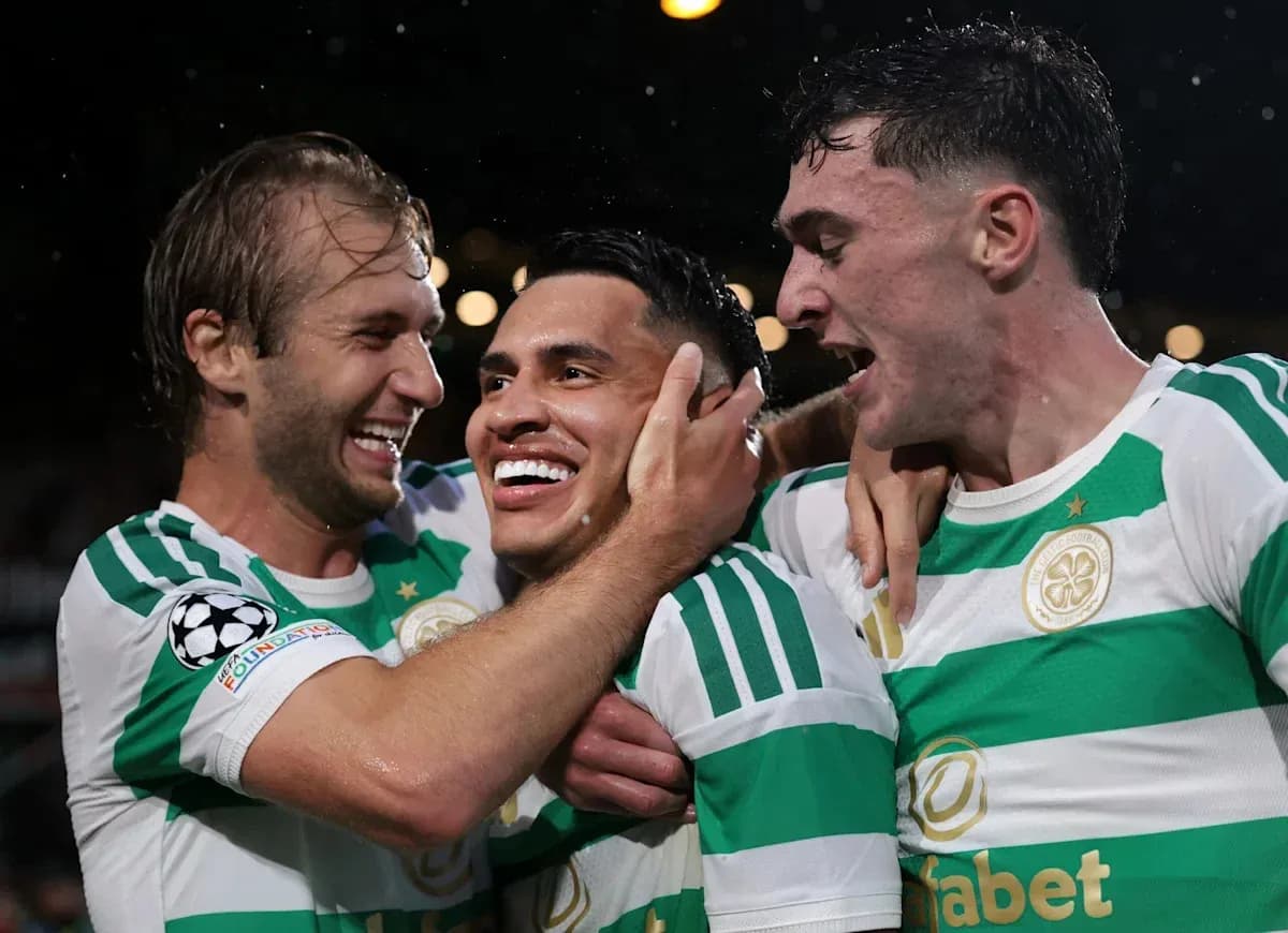Jugadores de Celtic celebrando un gol juntos Jugadores de Celtic celebrando un gol juntos
