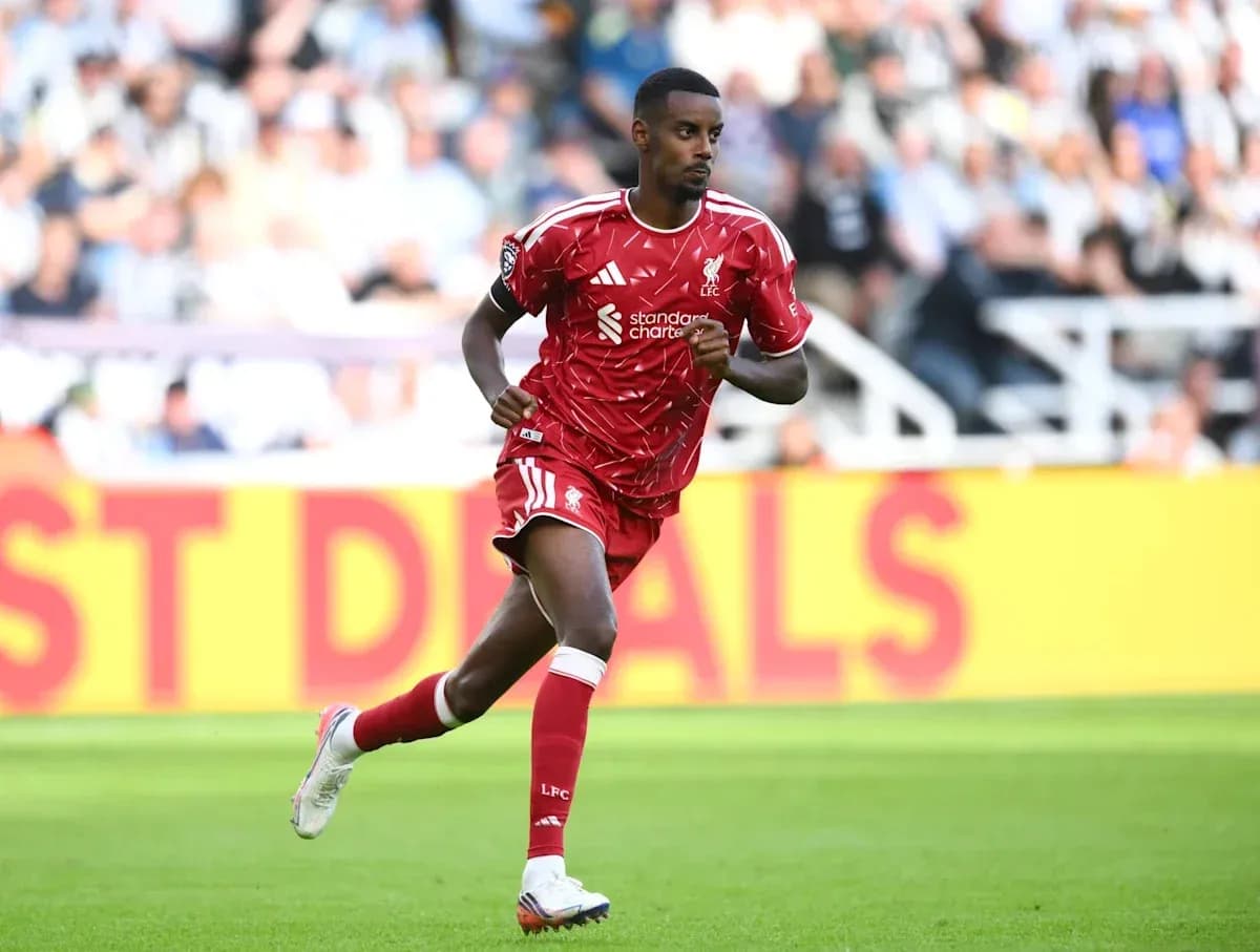 Jugador de Liverpool corriendo en el campo de juego Jugador de Liverpool corriendo en el campo de juego
