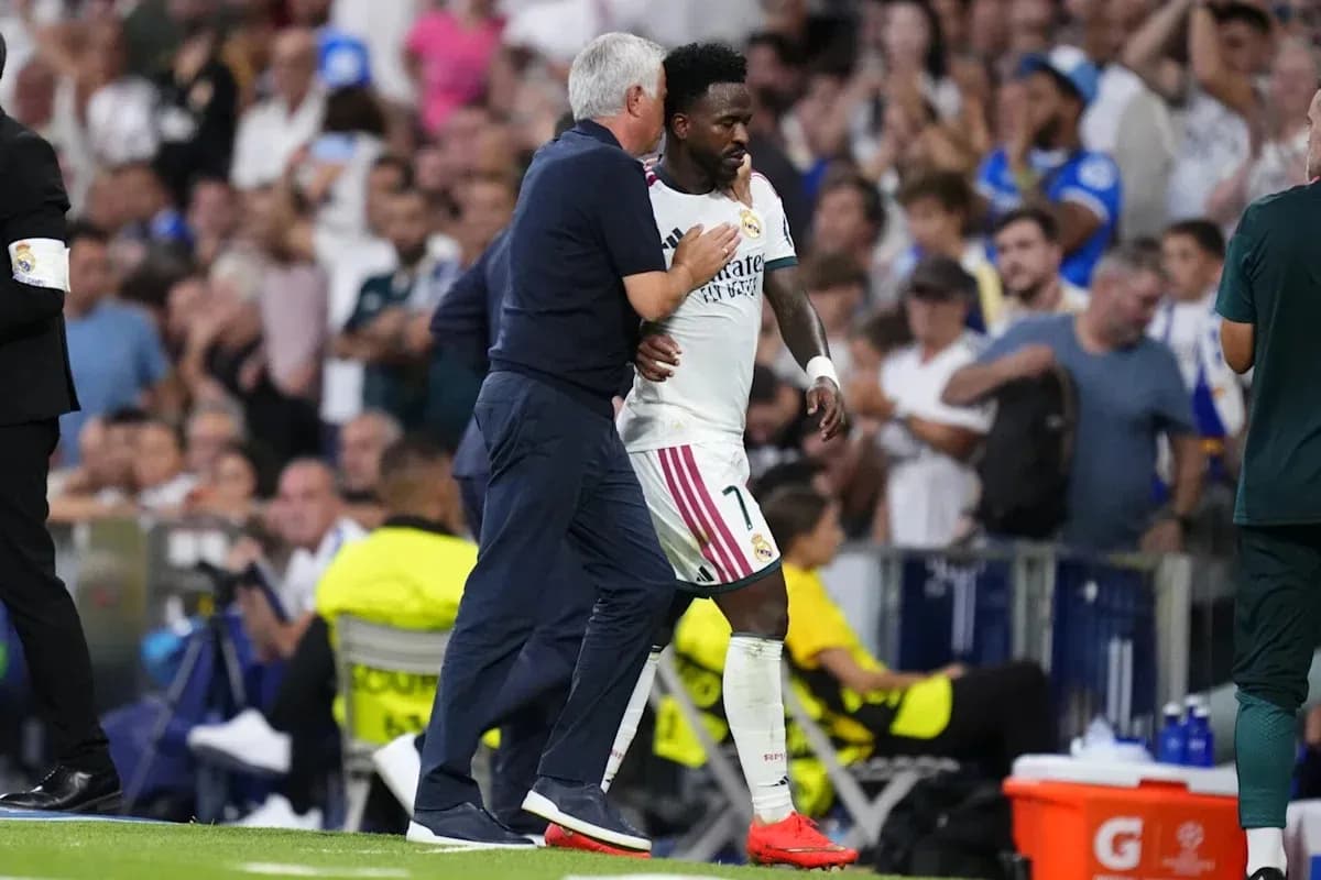 Entrenador saludando a jugador de Real Madrid en el banquillo Entrenador saludando a jugador de Real Madrid en el banquillo