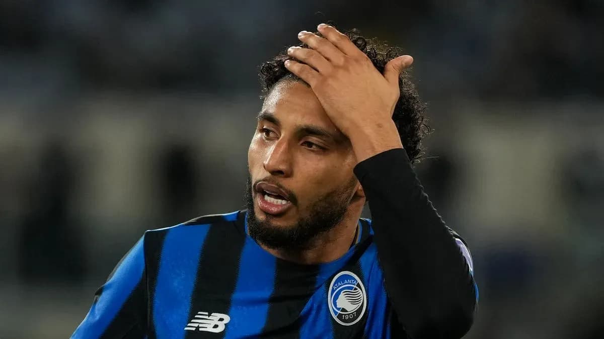 Jugador de Atalanta tocándose la cabeza durante el partido Jugador de Atalanta tocándose la cabeza durante el partido