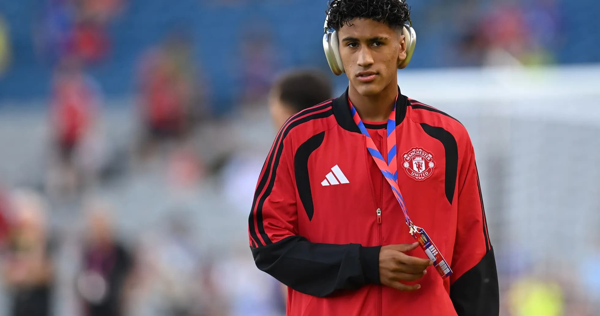 Jugador de Manchester United con auriculares en el campo Jugador de Manchester United con auriculares en el campo