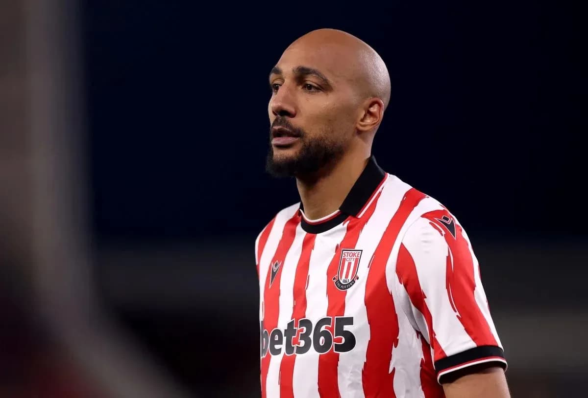 Jugador de Stoke City con camiseta roja y blanca Jugador de Stoke City con camiseta roja y blanca