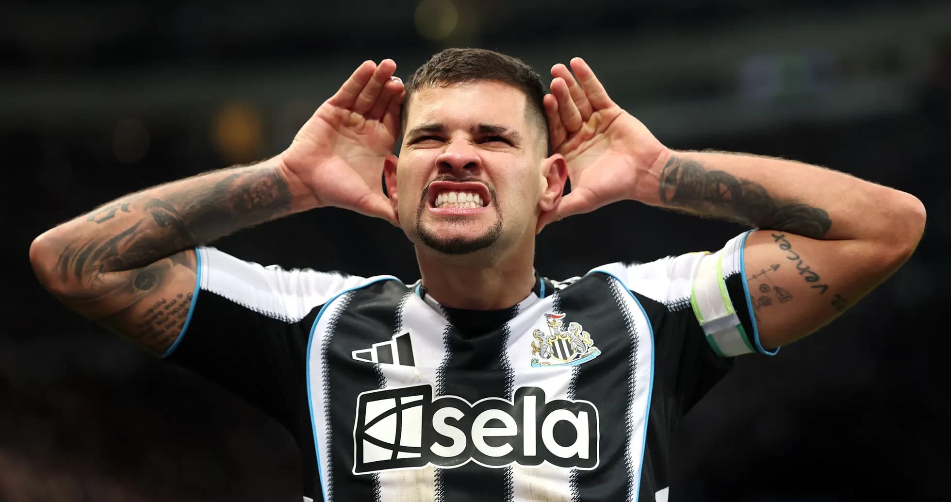 Jugador de Newcastle celebrando con las manos en las orejas Jugador de Newcastle celebrando con las manos en las orejas