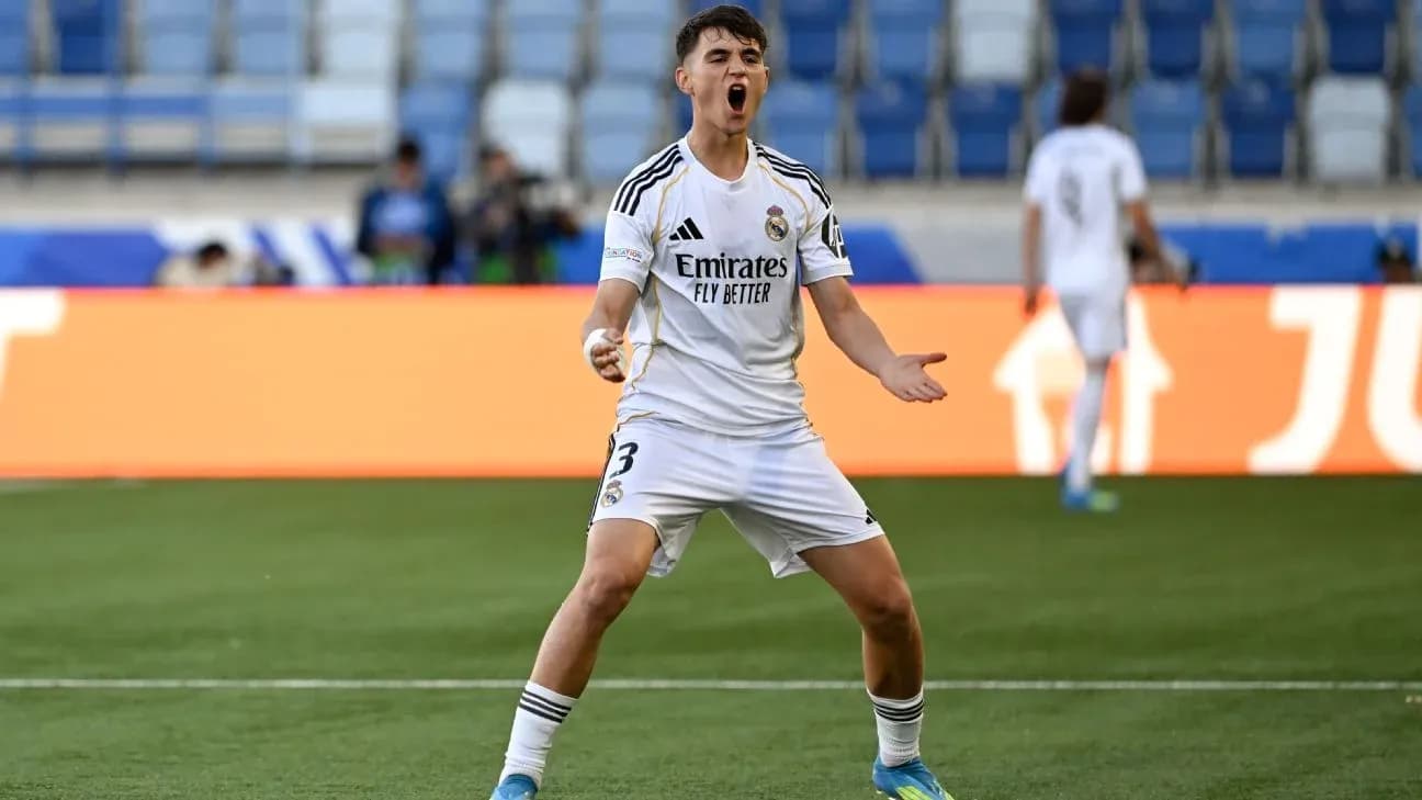 Jugador de Real Madrid celebrando un gol en el campo Jugador de Real Madrid celebrando un gol en el campo