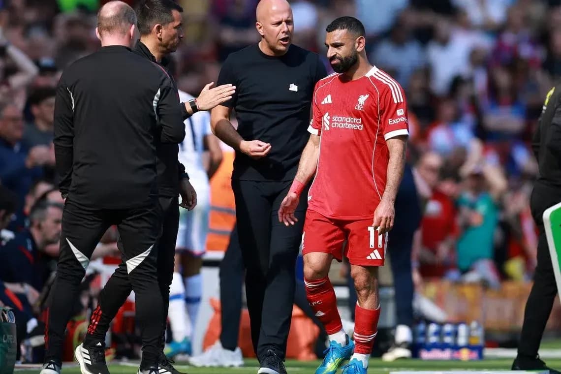 Mohamed Salah saliendo del campo con personal médico Mohamed Salah saliendo del campo con personal médico