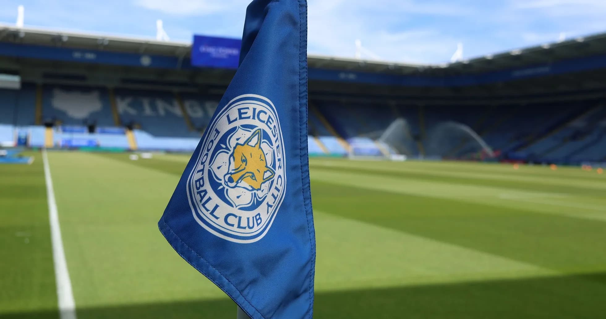 Esquina de campo con bandera de Leicester City Esquina de campo con bandera de Leicester City