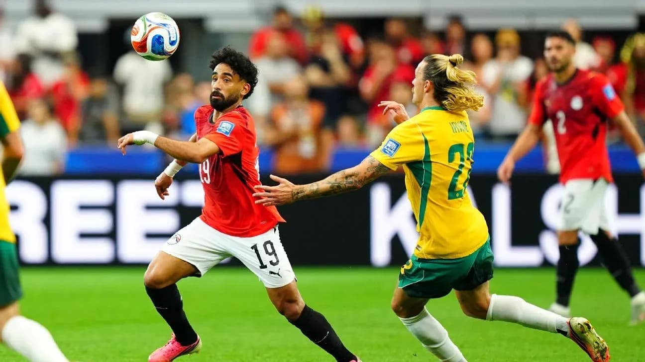 Jugador de Egipto controla el balón en partido Jugador de Egipto controla el balón en partido