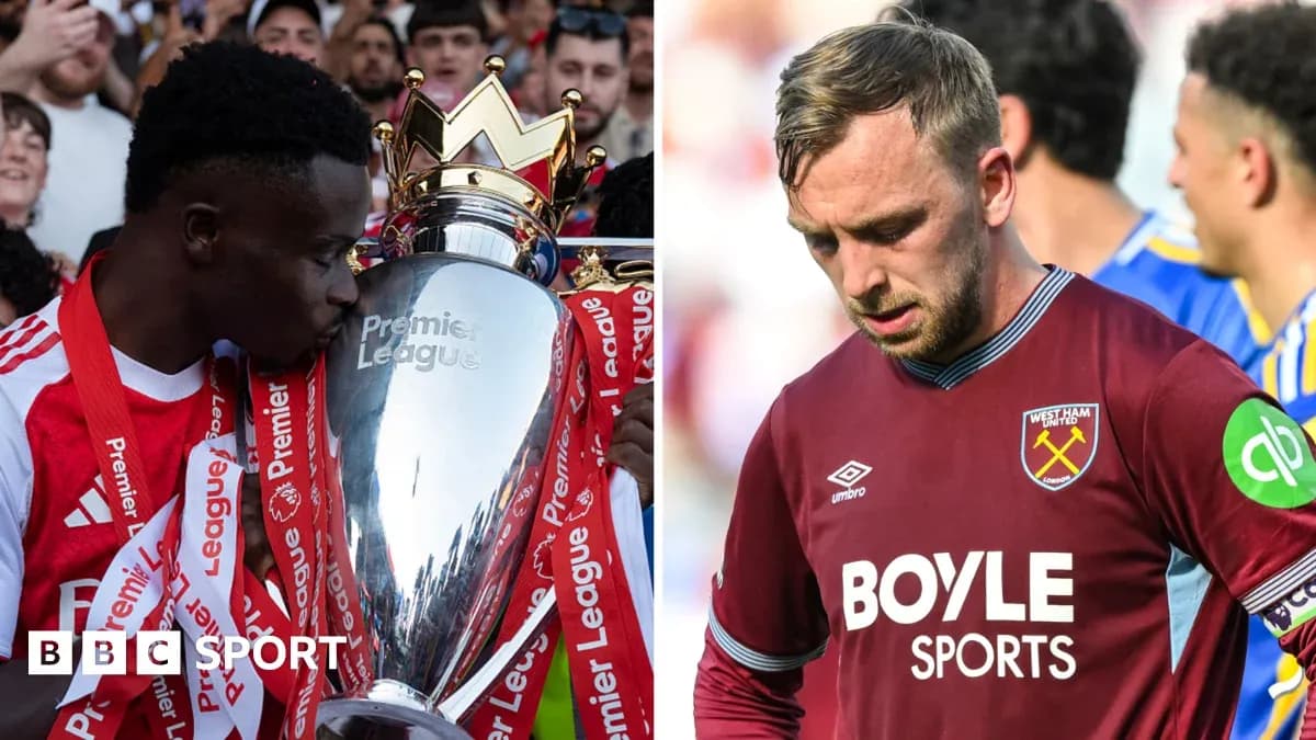 Jugador levantando trofeo de Premier League y otro decepcionado Jugador levantando trofeo de Premier League y otro decepcionado