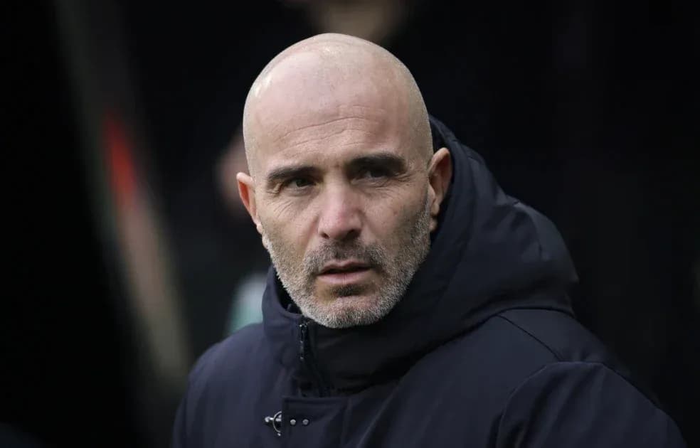 Entrenador observando el partido desde la banca Entrenador observando el partido desde la banca