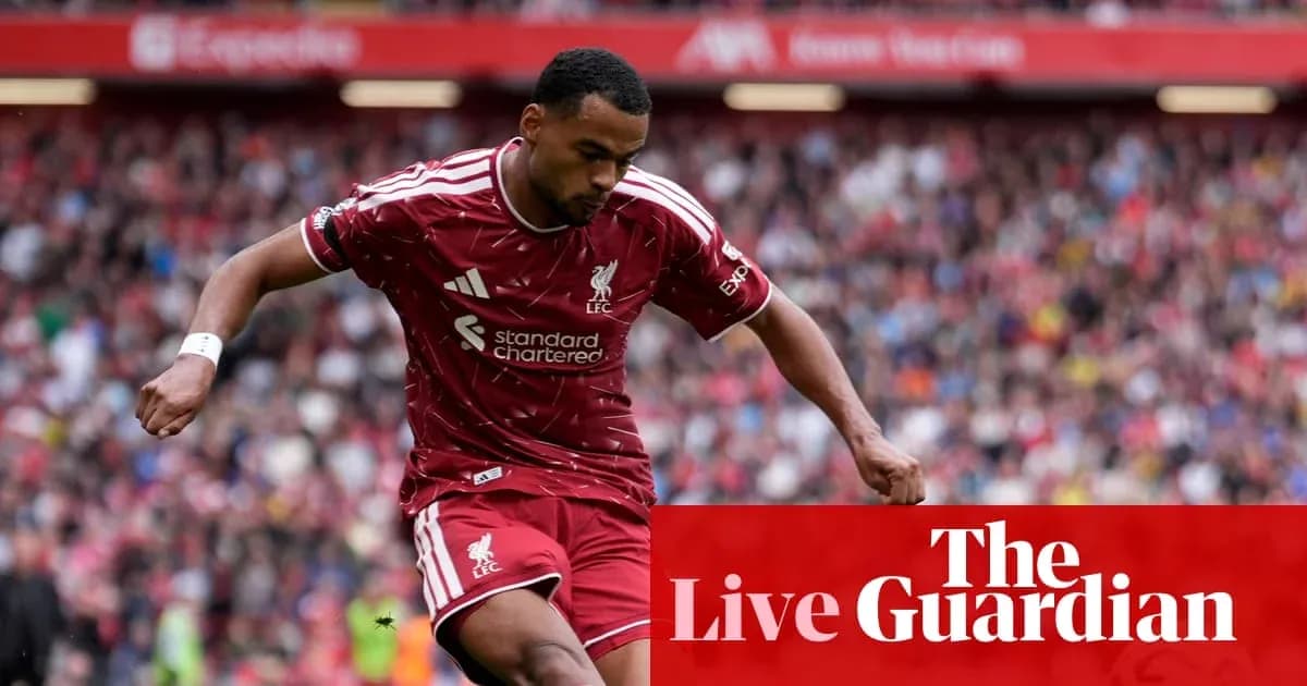 Jugador de Liverpool corriendo durante el partido Jugador de Liverpool corriendo durante el partido