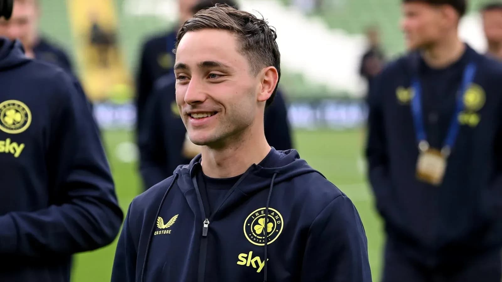Jugador sonriendo en el campo de entrenamiento Jugador sonriendo en el campo de entrenamiento