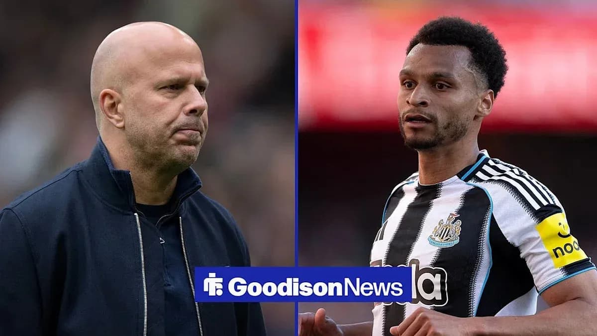Entrenador y jugador durante un partido de fútbol Entrenador y jugador durante un partido de fútbol
