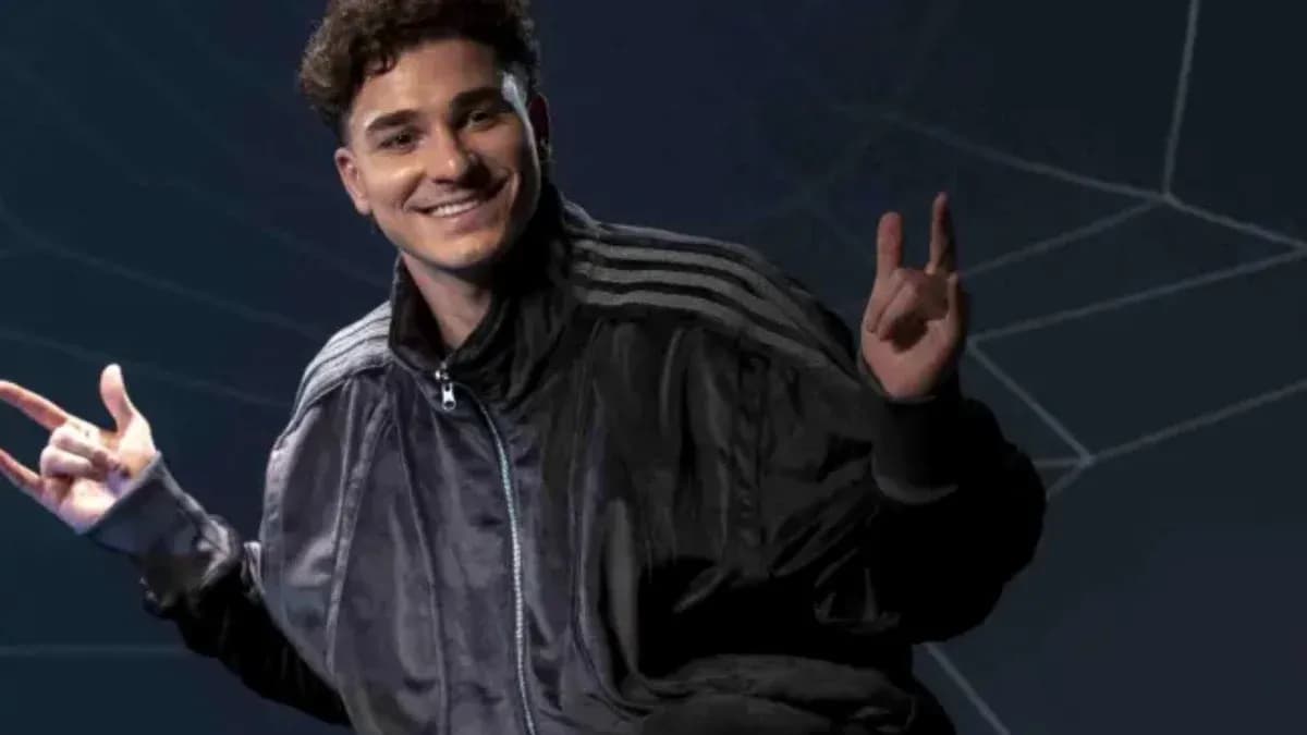Joven posando con chaqueta deportiva y gestos Joven posando con chaqueta deportiva y gestos