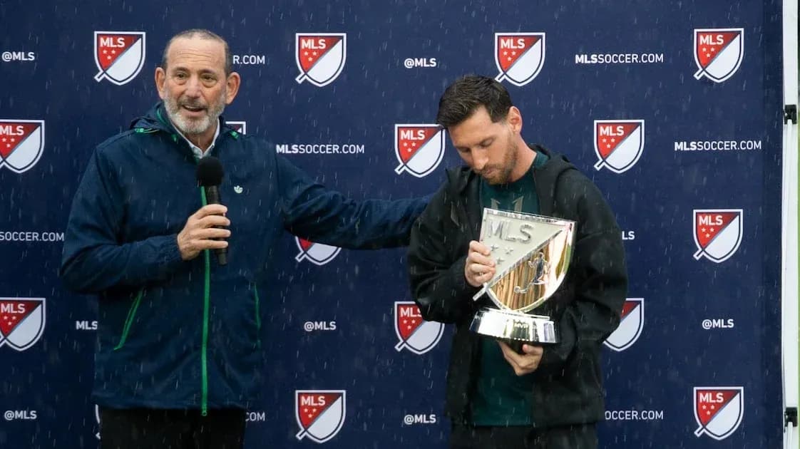 Lionel Messi recibiendo un trofeo en un evento Lionel Messi recibiendo un trofeo en un evento