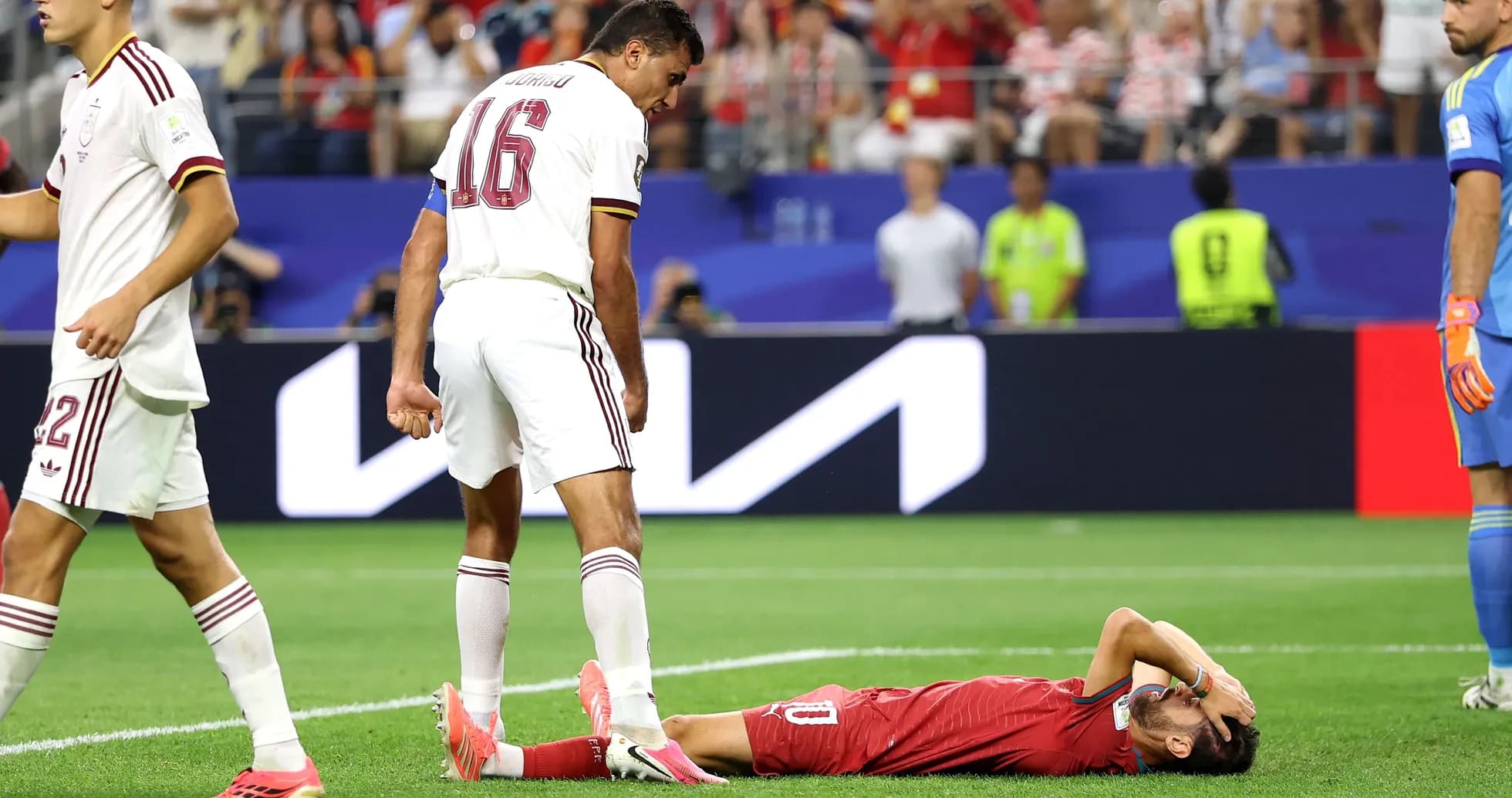Jugador caído en el campo tras una falta Jugador caído en el campo tras una falta