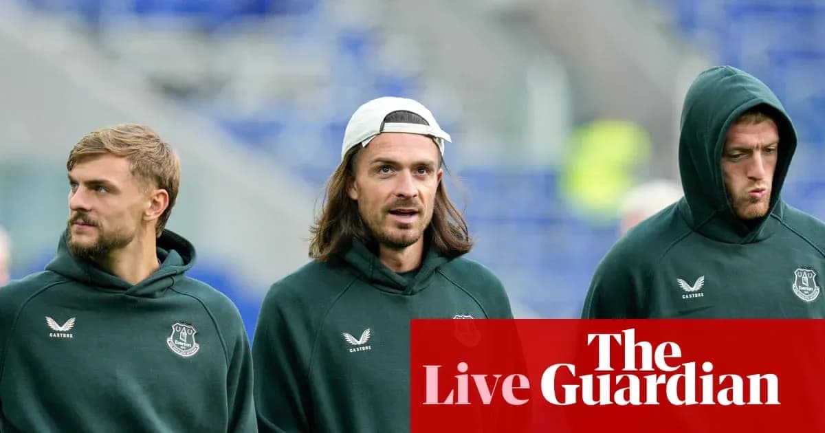 Tres jugadores de Everton caminando por el estadio Tres jugadores de Everton caminando por el estadio