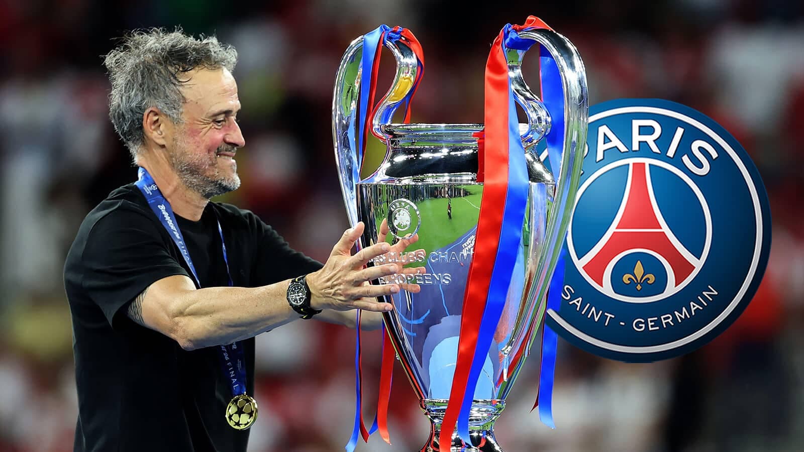 Entrenador sosteniendo el trofeo de la Champions League Entrenador sosteniendo el trofeo de la Champions League