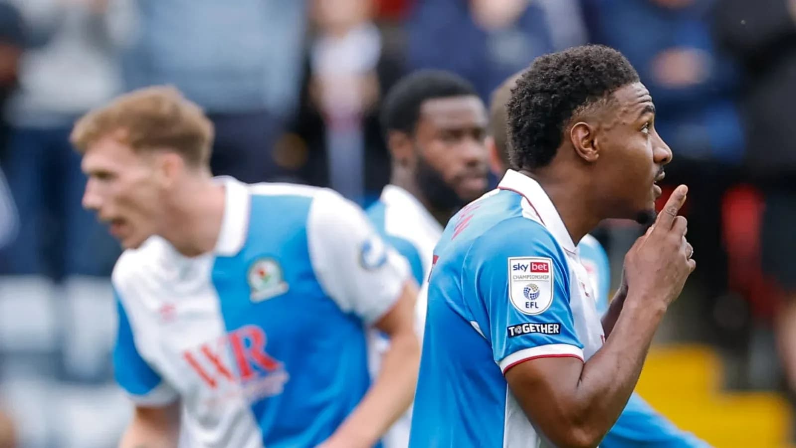 Jugador de Blackburn Rovers celebrando un gol en el partido Jugador de Blackburn Rovers celebrando un gol en el partido