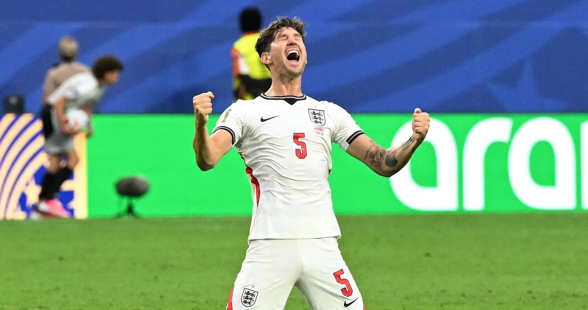 Jugador de Inglaterra celebrando con los puños en alto Jugador de Inglaterra celebrando con los puños en alto