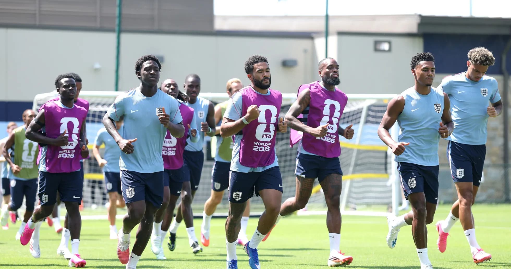 Jugadores de Inglaterra corriendo en sesión de entrenamiento Jugadores de Inglaterra corriendo en sesión de entrenamiento