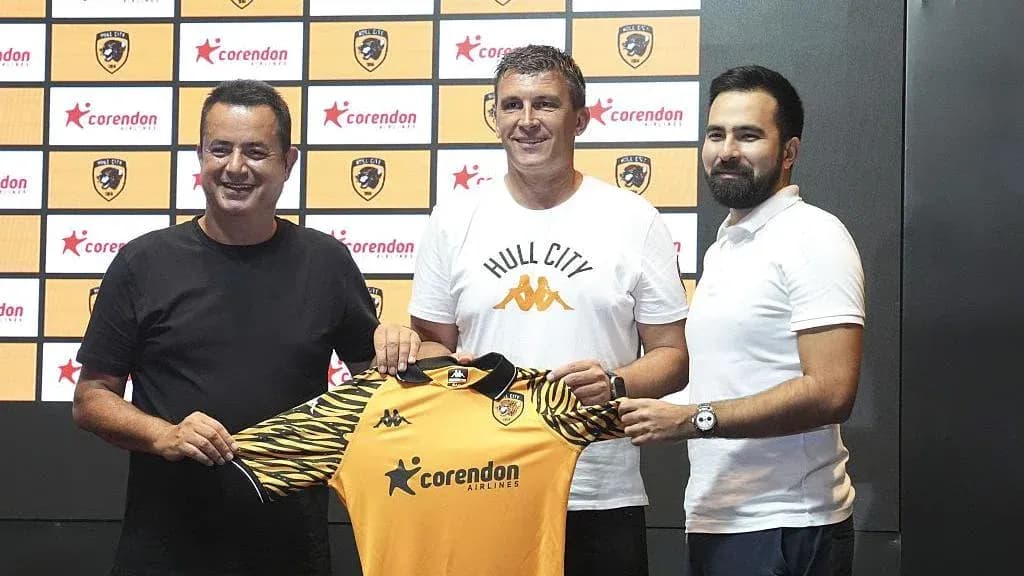 Presentación del nuevo entrenador con camiseta del equipo Presentación del nuevo entrenador con camiseta del equipo