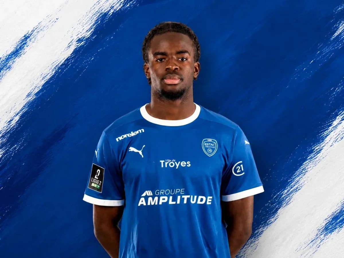 Jugador de ESTAC Troyes en uniforme azul Jugador de ESTAC Troyes en uniforme azul