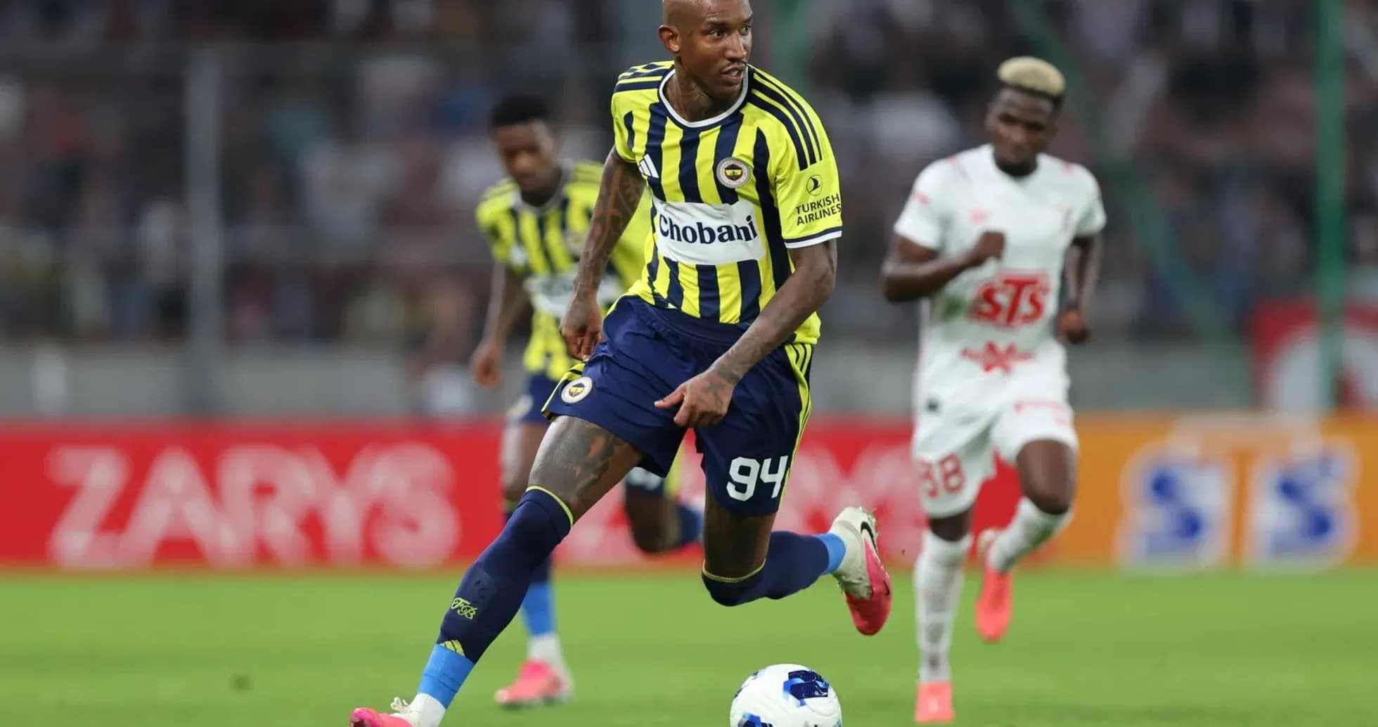 Jugador de Fenerbahçe avanzando con el balón Jugador de Fenerbahçe avanzando con el balón