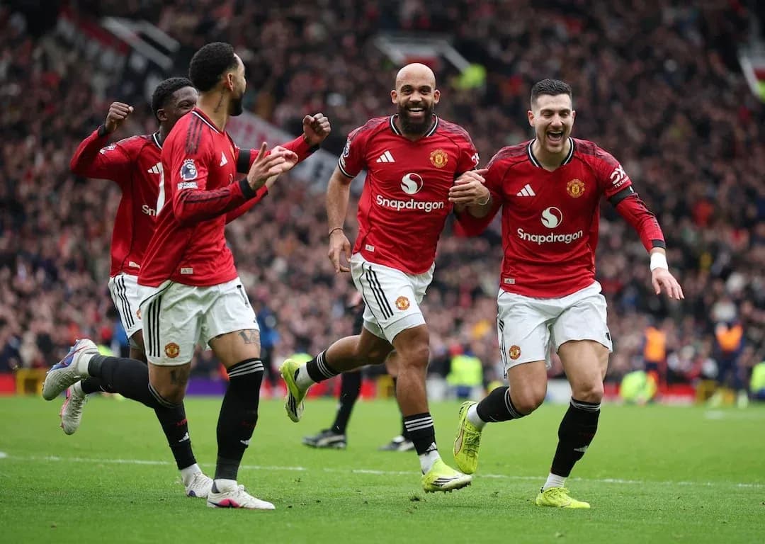 Jugadores de Manchester United celebrando un gol Jugadores de Manchester United celebrando un gol