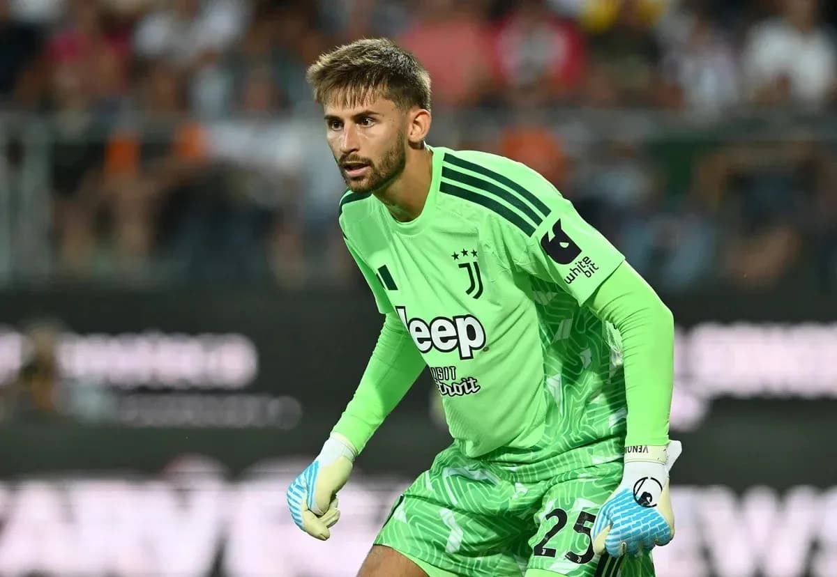 Portero de Juventus listo para el juego Portero de Juventus listo para el juego