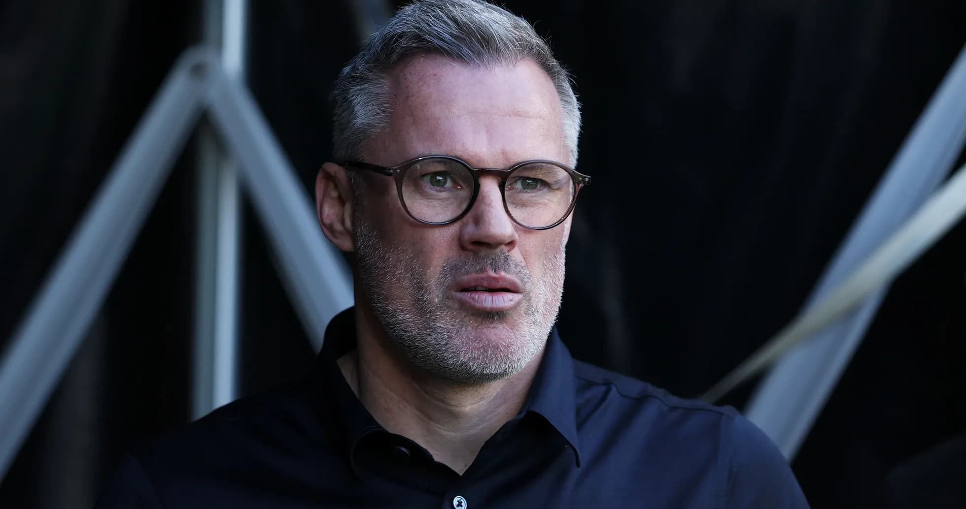 Hombre con gafas observando desde la línea de banda Hombre con gafas observando desde la línea de banda