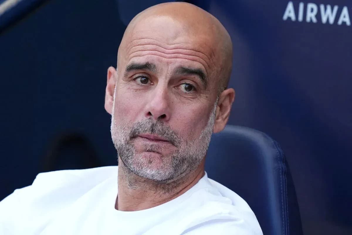 Entrenador sentado en el banquillo durante el partido Entrenador sentado en el banquillo durante el partido