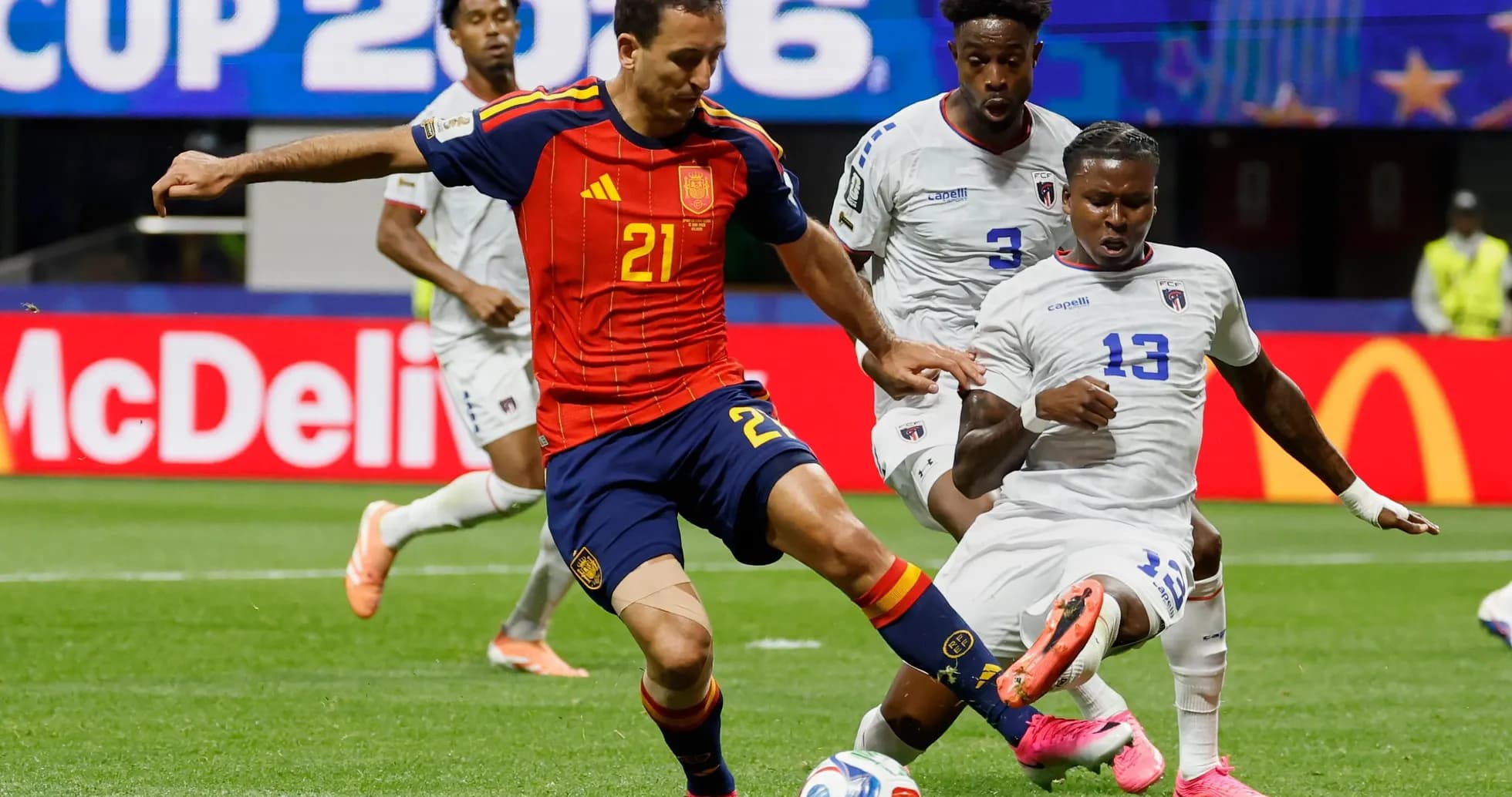 Jugador de España driblando a defensores de Cabo Verde Jugador de España driblando a defensores de Cabo Verde